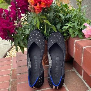 Cute comfortable polka dotted Rothy’s in 7.5. Goes with casual and work outfits!